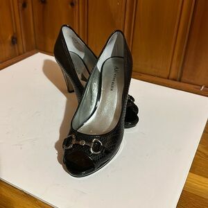 Anne Klein peep toe pumps. Women’s 7 1/2